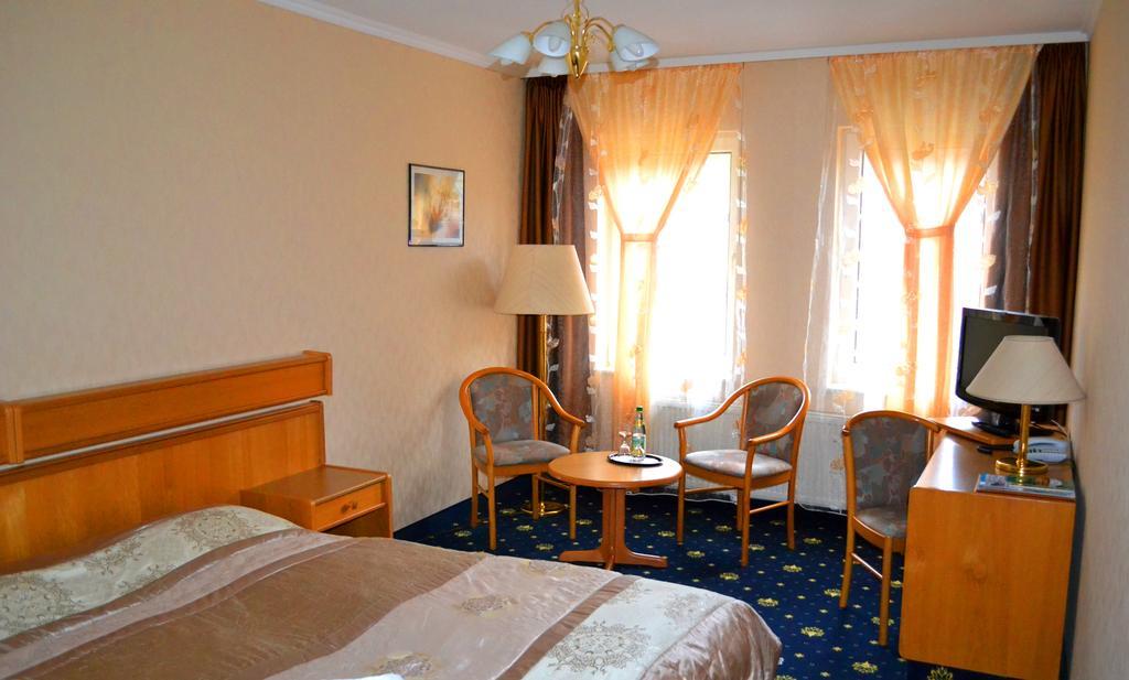 Hotel Zum Goldenen Hirsch Sankt Kilian Kültér fotó