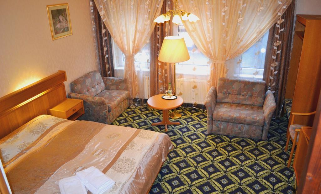 Hotel Zum Goldenen Hirsch Sankt Kilian Szoba fotó