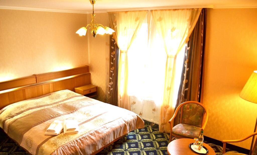 Hotel Zum Goldenen Hirsch Sankt Kilian Kültér fotó