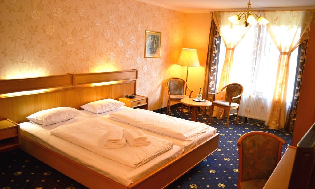 Hotel Zum Goldenen Hirsch Sankt Kilian Kültér fotó