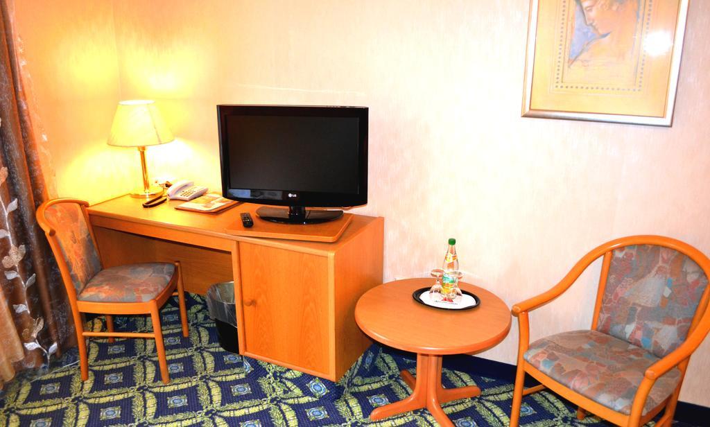 Hotel Zum Goldenen Hirsch Sankt Kilian Szoba fotó