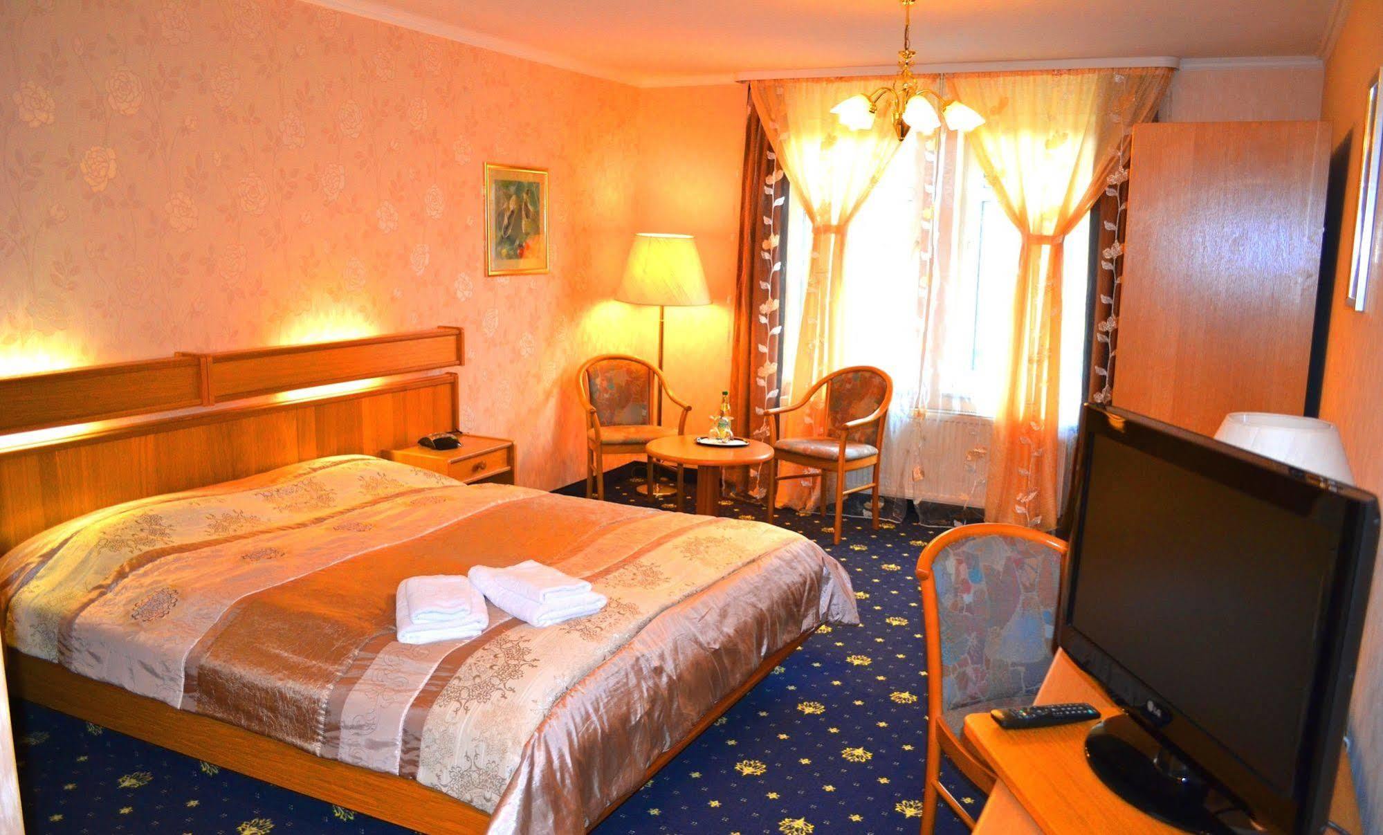 Hotel Zum Goldenen Hirsch Sankt Kilian Kültér fotó
