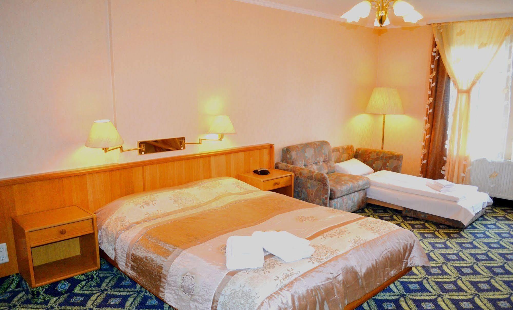 Hotel Zum Goldenen Hirsch Sankt Kilian Kültér fotó
