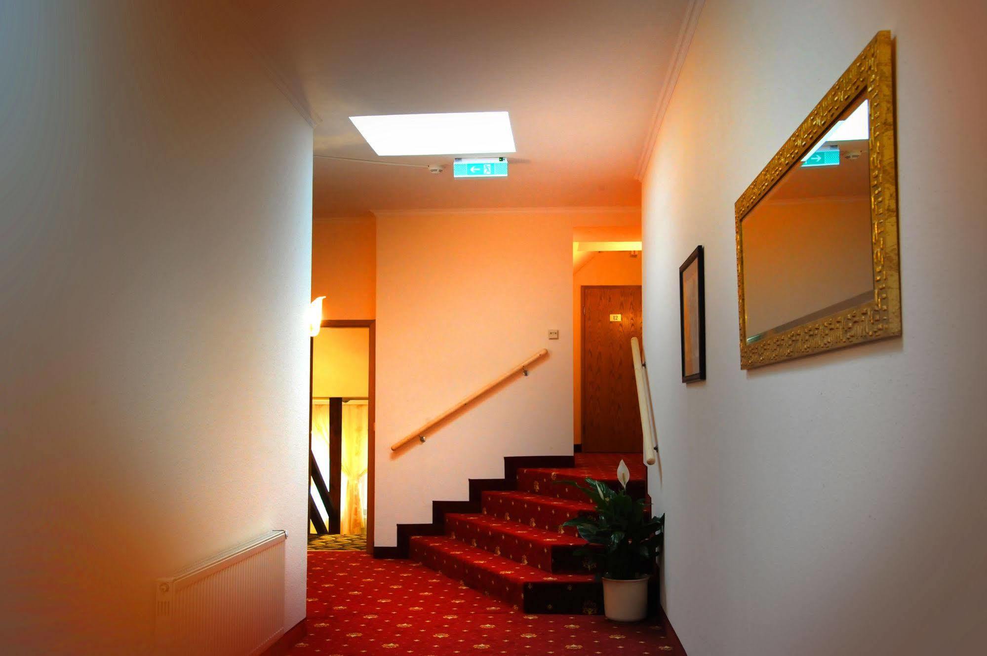 Hotel Zum Goldenen Hirsch Sankt Kilian Kültér fotó